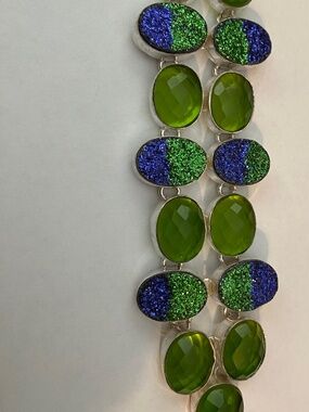 Sterling silver bracelet w/ faceted green peridot gemstones & blue-green druzy